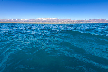 海里游泳新疆赛里木湖背景