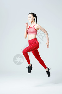 大步跑步冲刺的健身女性图片