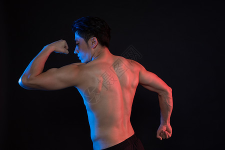 运动男性肌肉展示创意形象照图片