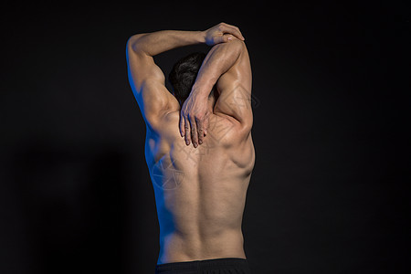 运动男性背部身材肌肉展示图片