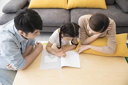 家的故事一家人在新家客厅里一起看书阅读背景