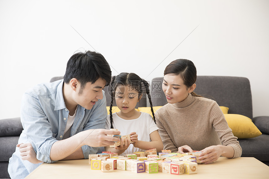 一家人在新家玩积木图片