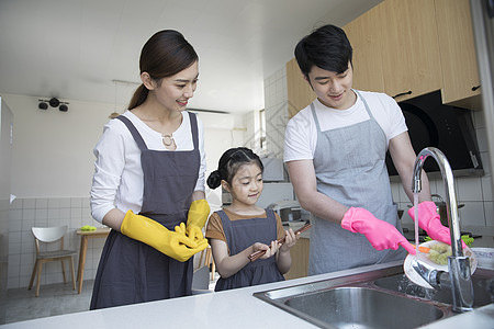 一家人在新家厨房洗碗图片