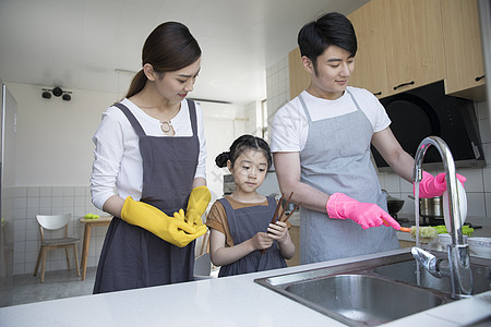 一家人在新家厨房洗碗图片