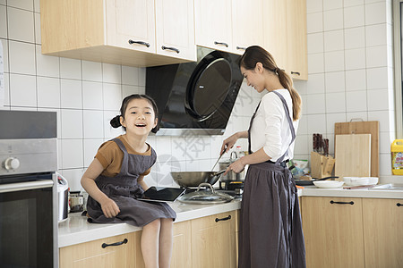 妈妈和女儿在新家厨房烧菜图片