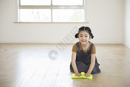 女儿在新家擦地板图片