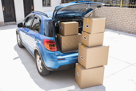 蓝色的汽车搬家时需要的打包盒背景
