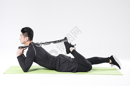 用瑜伽绳锻炼的运动男性图片