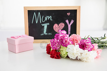 母亲节桌子上的康乃馨与礼盒背景