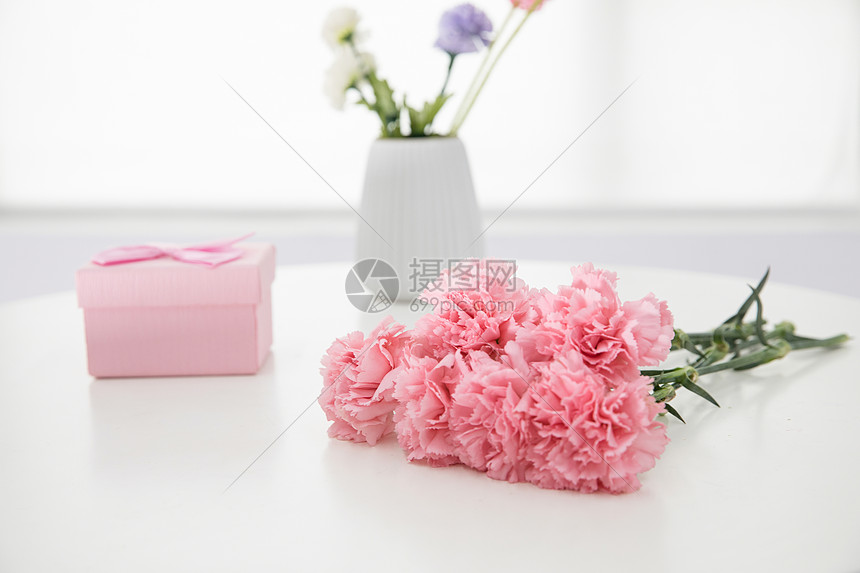 康乃馨花卉与礼盒图片