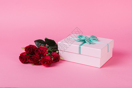 玫瑰花与礼盒背景图片