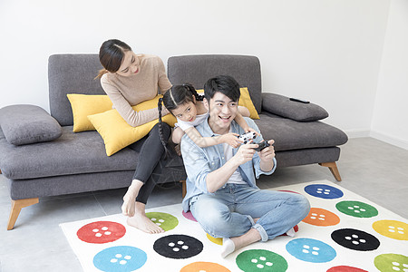 一家人一起打游戏图片
