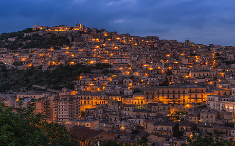 西西里岛古城莫迪卡夜景图片