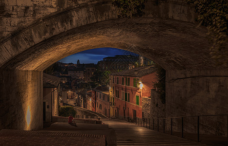 意大利古城佩鲁贾夜景全景图图片