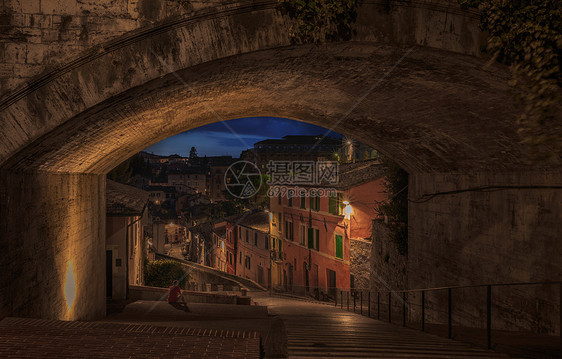 意大利古城佩鲁贾夜景全景图图片