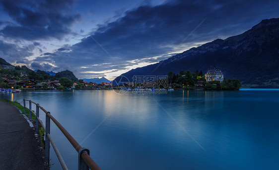 瑞士因特拉肯湖夜景风光图片