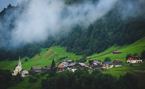 瑞士山区中的村庄高清图片