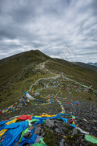 西藏高原上的经幡背景图片