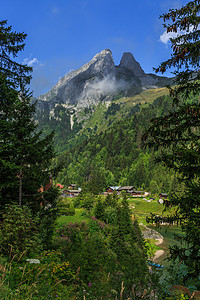 瑞士高山上的乡村田园图片