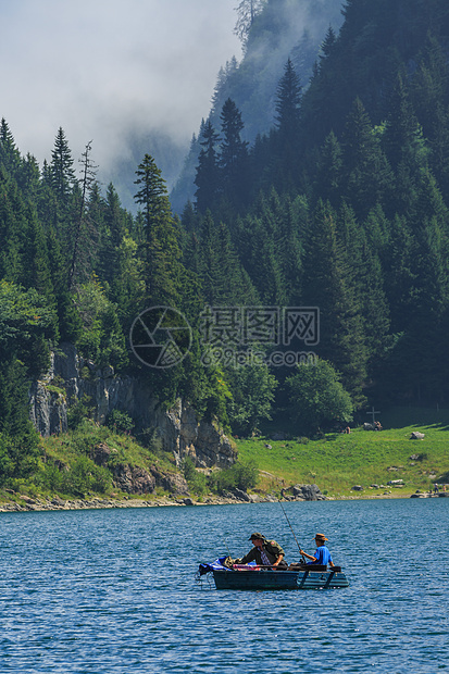 瑞士高山湖泊图片