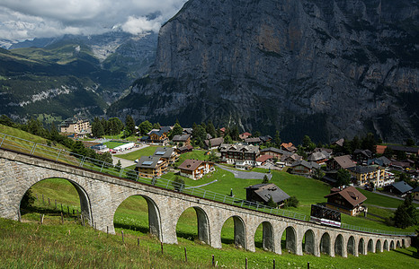 散落在阿尔卑斯山中的瑞士村庄高清图片