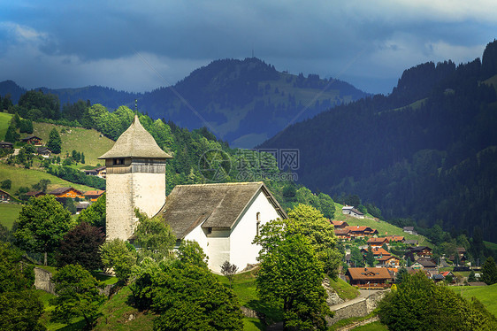 阿尔卑斯山谷中的村庄图片