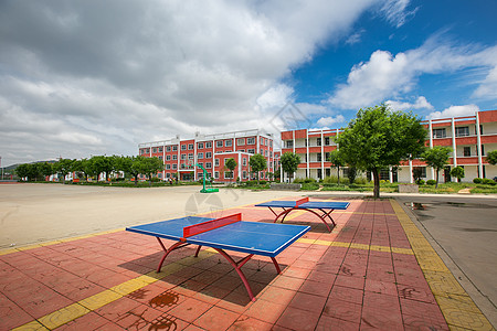 校园乒乓设施图片