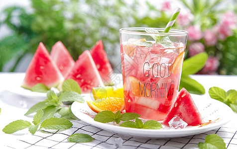 夏季冰爽鲜榨西瓜汁背景图片