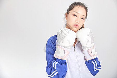 女高中生戴着拳击手套强大力量概念图片