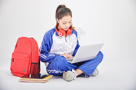 培训教室女高中生使用电脑远程学习坐姿背景