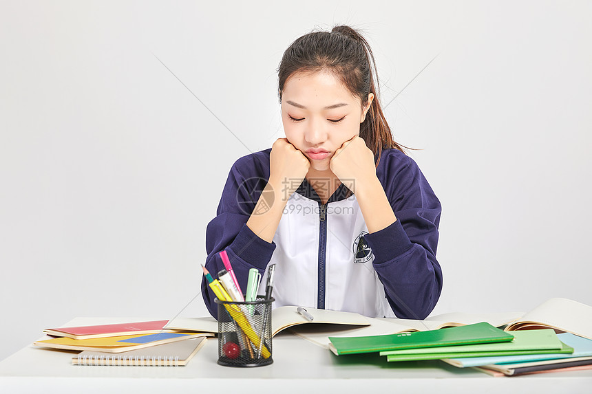 女高中生烦恼困扰表情