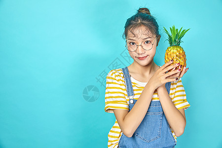 服装色彩搭配年轻女性色彩搭配拿着水果背景