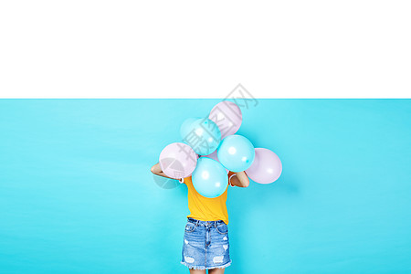 国潮范儿青年活力女性手持彩色气球背景