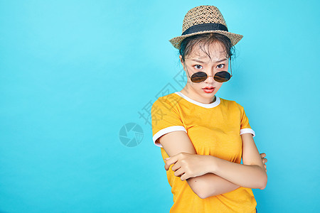 青年活力女性戴着墨镜图片