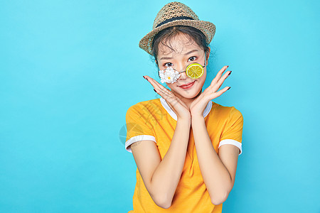 夏日服装青年活力女性戴着创意眼镜背景