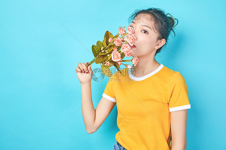 青年活力女性手持花束高清图片下载 正版图片 摄图网