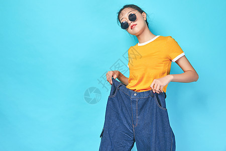 青年活力女性穿着肥裤子背景图片