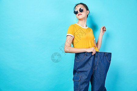 服装色彩搭配青年活力女性穿着肥裤子背景
