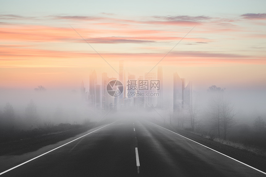 通往迷雾城市的公路图片
