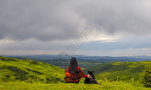 狗背影山脉风光女孩和狗背景