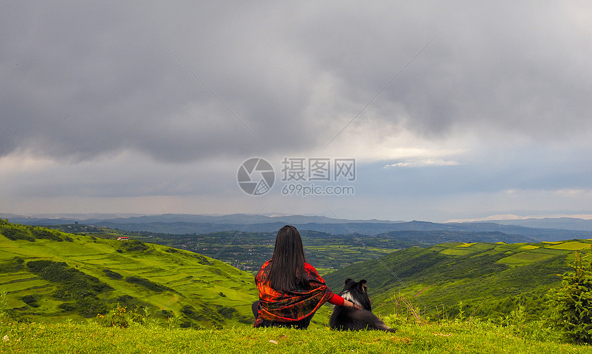 山脉风光女孩和狗图片