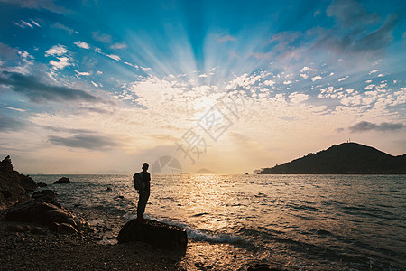 水海海边远眺的男人背景