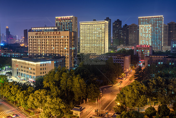 夜色下的武汉大学中南医院图片