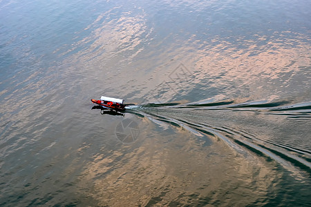 夕阳下小船划过东湖图片