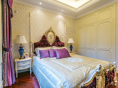 温暖舒适的欧式简约卧室图片