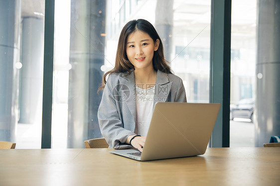 商务女性咖啡馆电脑办公图片