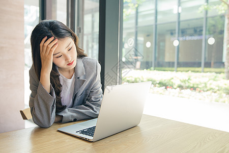 商务女性咖啡馆电脑办公图片