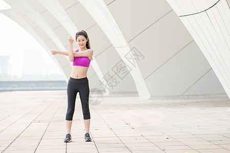 户外运动健身女性热身动作图片