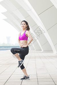 户外运动健身女性高抬腿图片
