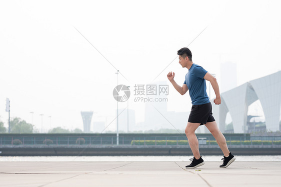 年轻男性户外运动跑步图片